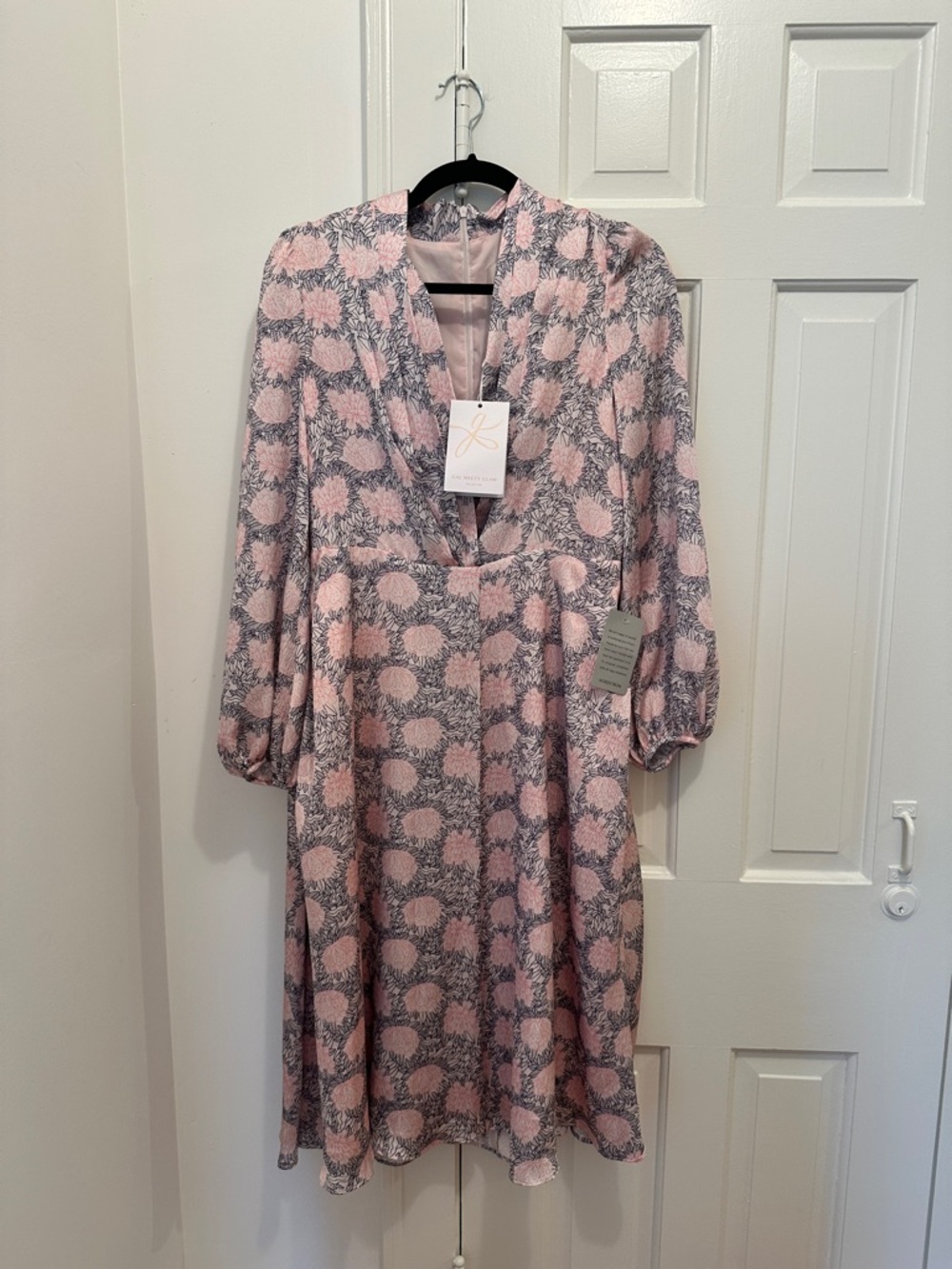 Gal Meets Glam Lizzie Pink and Navy Floral V-Neck Midi Dress from Nordstrom - Picture 2 of 13
